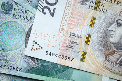 Banknoty o nominale 100 i 200 złotych
