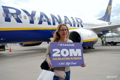 Pani Aleksandra z Gdyni została 20-milionową pasażerką linii Ryanair w Gdańsku (fot. Magdalena Czernek)