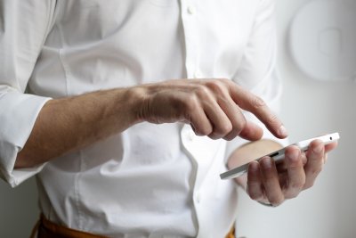 Działa nowy numer telefonu, z którego nadawany jest komunikat o objęciu kwarantanną osób znajdujących się w bazie Ewidencji Wjazdu do Polski i mających nałożoną kwarantannę: 22 25 71 145. Fot. unplash.com