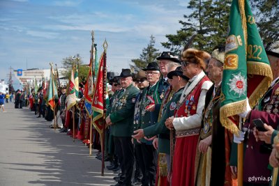 Przedstawiciele bractw kurkowych z Polski na Nabrzeżu Pomorskim podczas 90-lecia zaślubin bractw kurkowych z morzem (fot. Magdalena Czernek)