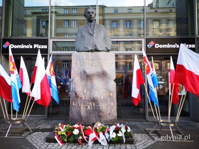 na zdjęciu pomnik Eugeniusza Kwiatkowskiego i kwiaty