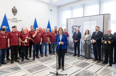 Dzisiaj w Senacie RP odbyła się inauguracja wystawy „Gdynia x 10”. Na zdjęciu: marszałek Senatu Małgorzata Kidawa-Błońska, senator Sławomir Rybicki, prezydent Gdyni Aleksandra Kosiorek, przewodniczący Rady Miasta Gdyni Tadeusz Szemiot,  admirał Krzysztof Jaworski, dowódca Centrum Operacji Morskich Dowództwa Komponentu Morskiego oraz Męski Chór Szantowy „Zawisza Czarny„ pod dyrekcją Jacka Jakubowskiego (Fot. Tomasz Paczos / Kancelaria Senatu RP)