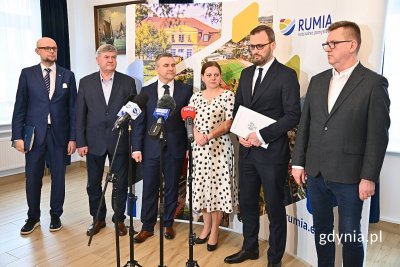 Od lewej: Bartłomiej Austen – wiceprezydent Gdyni, Kazimierz Plocke – poseł, członek Sejmowej Komisji Służb Specjalnych, Michał Pasieczny – burmistrz Rumi, Aleksandra Kosiorek – prezydent Gdyni, Maciej Samsonowicz – doradca Ministra Obrony Narodowej, Jarosław Podsiadło – pełnomocnik burmistrza Rumi, koordynator pełnomocników regionalnych przewodniczącego zespołu w województwie pomorskim (fot. Jakub Winiewski)