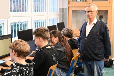 Profesor Ryszard Szubartowski podczas lekcji informatyki w III LO (fot. Magdalena Starnawska)