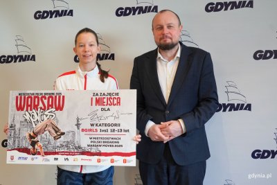  Laura Chałubowicz, mistrzyni Polski w breakingu w kategorii 12-13 lat z Mariuszem Bzdęgą, dyrektorem zarządzającym ds. kultury i aktywności mieszkańców Urzędu Miasta w Gdyni (fot. Magdalena Starnawska)