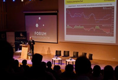 Forum otworzyła prelekcja głównego ekonomisty Raiffeisen Bank Polska, Pawła Radwańskiego, fot. Kamil Złoch