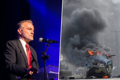 Zdjęcie podzielone na pół. Po lewej stronie prezydent Gdyni Wojciech Szczurek w ciemnym garniturze stoi przy mikrofonie i wygłasza przemówienie. Po prawej stronie zdjęcie wojenne - płonący pojazd opancerzony. Z pojazdu w górę biją kłęby szarego dymu.