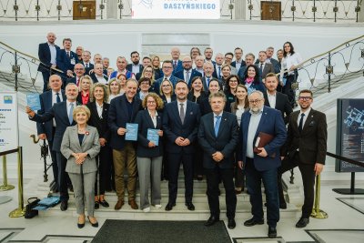 We wtorek w Sejmie obecna była 40-osobowa delegacja prezydentów, burmistrzów, wójtów i starostów z Pomorza. Wśród nich znaleźli się m.in.: marszałek województwa pomorskiego Mieczysław Struk, prezydent Gdyni Aleksandra Kosiorek, prezydent Gdańska Aleksandra Dulkiewicz i prezydentka Sopotu Magdalena Czarzyńska-Jachim (fot. Konrad Kędzior)