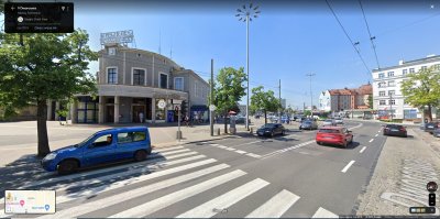 Zdjęcia z Google Street View dezaktualizują się w miarę rozwoju miast, dlatego samochody Google z kamerami na dachu wracają co pewien czas na ulice miast. Na zdjęciu Google z 2019 roku Dworzec Podmiejski PKP Gdynia Główna jest wciąż przed remontem. Źródło: zrzut ekranu Google Street View