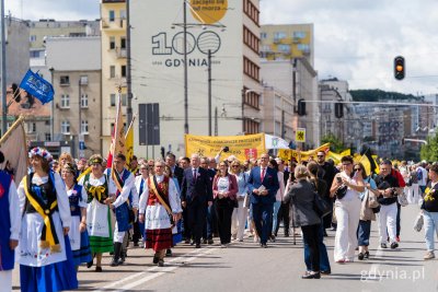 Przemarsz Kaszubów ul. 10 Lutego na Molo Południowe. Na zdjęciu także: senator Sławomir Rybicki, posłanka Wioleta Tomczak i wicewojewoda pomorski Emil Rojek (fot. Paweł Budziński)