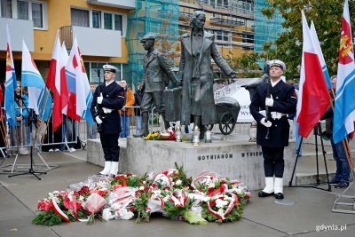 Posterunek honorowy przy pomniku Gdynian Wysiedlonych podczas uroczystości z okazji 86. rocznicy pierwszych wysiedleń gdynian (fot. Magdalena Czernek)