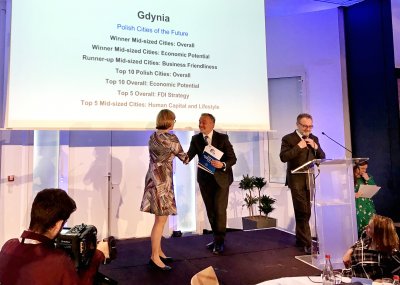 Dwie nagrody w ramach Polskich Miast Przyszłości 2019/2020 odebrał podczas targów MIPIM w Cannes prezydent Gdyni, Wojciech Szczurek z rąk Courtney Fingar z fDi Intelligence, fot. Maja Studzińska