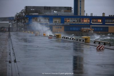 Sztorm na Nabrzeżu Pilotowym w Gdyni. W tle widać budynek Kapitanatu Portu, fot. Tadeusz Urbaniak