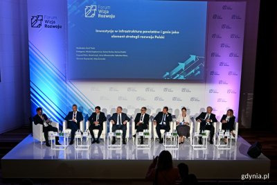 Uczestnicy panelu „Inwestycje w infrastrukturę powiatów i gmin jako element strategii rozwoju Polski”. Od lewej: Karol Wach – zastępca redaktora naczelnego portalu TransInfo.pl, Mikołaj Bogdanowicz – wojewoda kujawsko-pomorski, Roman Brunke – wójt Karsina, Dariusz Drelich – wojewoda pomorski, Krzysztof Klein – kierownik projektu w Lotos Asfalt, Marek Łucyk – wiceprezydent Gdyni, Anna Milczanowska – posłanka i zastępca przewodniczącego w Komisji Infrastruktury oraz Komisji Sprawiedliwości i Praw Człowieka, Sławomir Słupczyński – wójt Ryjewa oraz Alicja Żurawska – starosta kościerski // fot. Magdalena Czernek