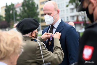 Wiceprezydent Bartosz Bartoszewicz odbiera Złotą Odznakę 30-lecia Światowego Związku Żołnierzy AK.