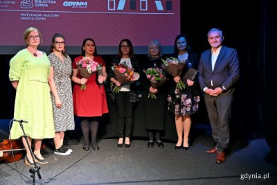 Prezydent Gdyni Wojciech Szczurek i Natalia Gromow - dyrektor Biblioteki Gdynia wraz z nagrodzonymi bibliotekarkami // fot. Magdalena Czernek