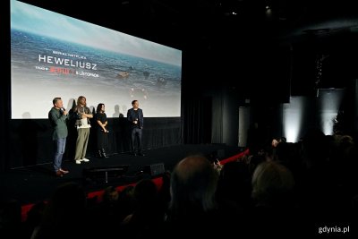 Przedpremierowe pokazy „Heweliusza” odbyły się w Gdyńskim Centrum Filmowym. Uczestniczyli w nich m.in. (od prawej): Jan Holoubek – reżyser serialu, Anna Kępińska – producentka czy Kasper Bajon – scenarzysta. Całość poprowadził Jarosław Kuźniar (fot. Magdalena Czernek)