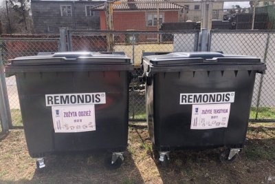 Pojemniki na zużyte i zniszczone tekstylia, PZON przy ul. Żeliwnej 3 w Gdyni (fot. Wydział Środowiska Urzędu Miasta Gdyni) 