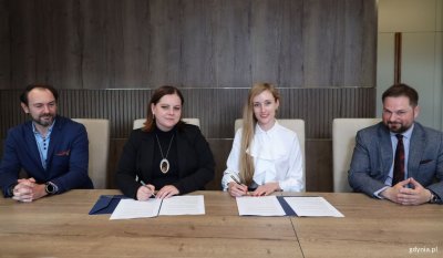 Na zdjęciu (od lewej): zastępca naczelnika w Gdyńskim Centrum Kontaktu Michał Kowalski, prezydent Gdyni Aleksandra Kosiorek, radca prawna Aquapark Reda Aleksandra Połczyńska, pełnomocnik zarządu Aquapark Reda Łukasz Tamkum (fot. Magdalena Starnawska)