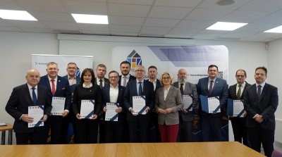 Przedstawiciele jedenastu samorządów, w tym Gdyni i Gdańska, podpisali w Kartuzach porozumienie o zamiarze utworzenia Kartuskiego Związku Powiatowo-Gminnego. W wydarzeniu uczestniczyli m.in. sekretarz miasta Gdyni i dyrektor generalny Urzędu Miasta Gdyni Łukasz Kobus (trzeci z prawej) oraz dyrektor ZKM w Gdyni Hubert Kołodziejski (pierwszy z prawej) (mat. prasowe ZKM Gdynia) 