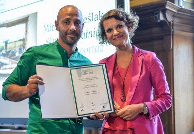  Katarzyna Gruszecka-Spychała, wiceprezydent Gdyni i Mirosław Pieślak, fotograf nagrodzony w kategorii 