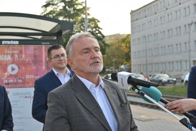 Bezpłatna komunikacja miejska w dniu wyborów, 15 października. Przy mikrofonie prezydent Gdyni Wojciech Szczurek.