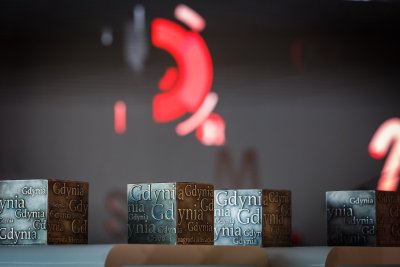 Kostki Literackie z napisem Gdynia, które są przyznawane zwycięzcą konkursu Nagroda Literacka Gdyni. Mat. prasowe.