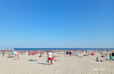 Plaża w Śródmieściu, tak jak i pozostałe trzy miejskie plaże w Gdyni, zapraszają do skorzystania z pięknej pogody (fot. Waldemar Ulanowski)