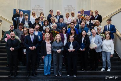 Laureaci Nagrody Prezydent Miasta Gdyni dla pracowników ochrony zdrowia wraz z ministrą zdrowia Jolantą Sobierańską-Grendą, prezydent Gdyni Aleksandrą Kosiorek, wiceprezydentem Tomaszem Augustyniakiem, Beatą Zastawną, przewodniczącą Rady Miasta, Mariolą Śrubarczyk-Cichowską, wiceprzewodniczącą Rady Miasta, Anną Szpajer, radną Gdynia, profesorem Maciejem Grzybkiem, dr. Piotrem Szafranem, przedstawicielem Okręgowej Izby Lekarskiej, Katarzyną Kretowicz, przewodniczącą OIPiP w Gdańsku, Anną Melki, dyrektor Gdyńskiego Centrum Zdrowia oraz członkami komisji opiniującej laureatów (fot. Karol Stańczak)