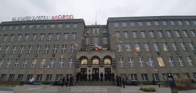 Uroczystość podniesienia bandery z okazji stulecia Uniwersytetu Morskiego w Gdyni // fot. Uniwersytet Morski w Gdyni
