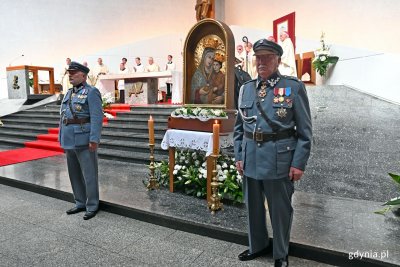 Posterunek honorowy przy obrazie Matki Bożej Pocieszenia podczas mszy św. w sanktuarium Miłosierdzia Bożego // fot. Magdalena Czernek 