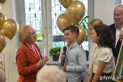 Pani Krystyna Cembrzyńska-Piłat w towarzystwie uczniów ze Szkoły Podstawowej nr 26 i Krzysztofa Jankowskiego, prezesa gdyńskiego koła Światowego Związku Żołnierzy Armii Krajowej (fot. Magdalena Śliżewska)