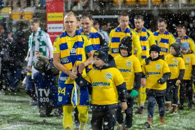 Dawid Gojny wyprowadzajacy piłkarzy podczas poprzednich derbów Trójmiasta w Gdyni