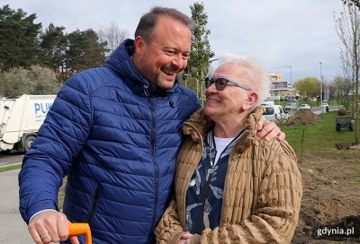 Wiceprezydent Marek Łucyk uczestniczył dzisiaj w sadzeniu drzew przy ulicy Perłowej // fot. M. Kozłowski
