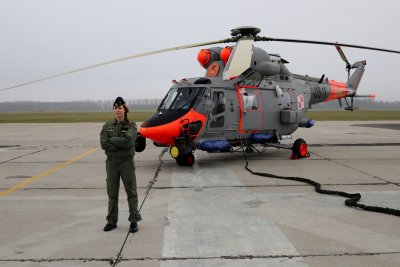 Anakonda w rękach jedynej takiej kobiety na polskim niebie  // fot. kmdr ppor. Marcin Braszak, Gdyńska Brygada Lotnictwa Marynarki Wojennej