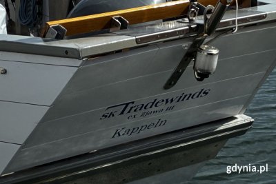Gdy obecni właściciele poznali historię jachtu, postanowili symbolicznie dopisać na rufie „ex Zjawa III” (fot. Zofia Marczak)
