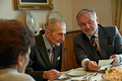 Z wizytą u jubilata. Na zdj. pan Leon Pałczyński z żoną i prezydent Gdyni Wojciech Szczurek (fot. Magdalena Czernek)
