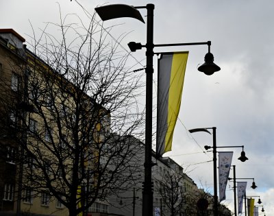 Ulica Świętojańska udekorowana kaszubskimi flagami i banerami // fot. Marcin Mielewski