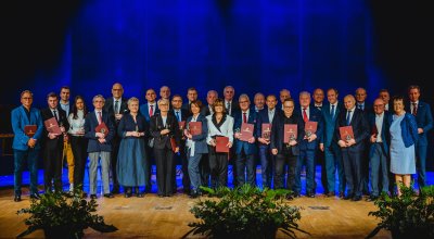 Nagrodzeni przedsiębiorcy i menedżerowie, którzy przesłużyli się dla rozwoju regionu, wraz z Mieczysławem Strukiem - marszałkiem województwa pomorskiego, Hanna Zych-Cisoń - wicemarszałkinią województwa pomorskiego i Janem Kleinszmidtem – przewodniczącym sejmiku województwa pomorskiego (fot. Piotr Połoczański)