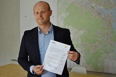 Bartosz Bartoszewicz, wiceprezydent Gdyni ds. jakości życia prezentuje list do pierwszoklasistów // fot. Kamil Złoch