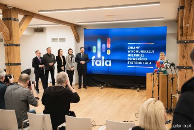 Konferencja poświęcona systemowi „Fala” - od lewej wiceprezydent Sopotu Marcin Skwierawski, wicemarszałek województwa Leszek Bonna, zastępca prezydenta Wejherowa Beata Rutkiewicz, wiceprezydent Gdyni Katarzyna Gruszecka-Spychała i zastępca prezydent Gdańska Piotr Borawski, fot. Kamil Złoch