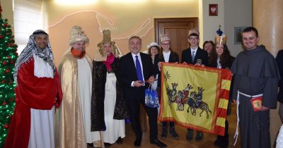 Prezydent Szczurek w towarzystwie Trzech Króli i uczniów z Zespołu Szkół Katolickich im. Jana Pawła II  // fot. Jan Ziarnicki