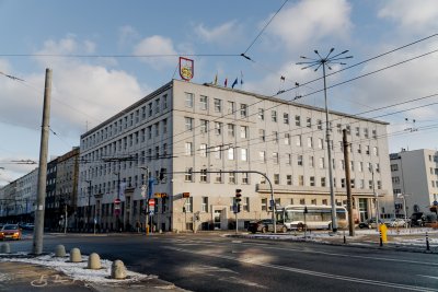 Skrzyżowanie ulicy Świętojańskiej z Aleją Marsz. J. Piłsudskiego, przy Urzędzie Miasta Gdyni (fot. Przemysław Dopke)