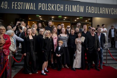 Ekipa filmu „Pod wulkanem” na czerwonym dywanie 49. Festiwalu Polskich Filmów Fabularnych (fot. Anna Bobrowska)