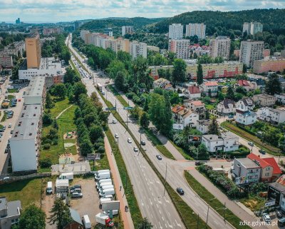 widok z góry na ulicę, widoczna zieleń, budynki i samochody