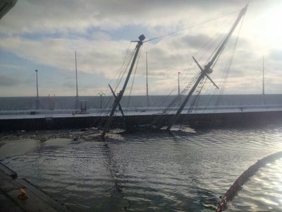 Zatonął zabytkowy jacht w gdyńskiej marinie