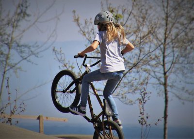 Ewolucja na rowerze w wykonaniu młodej rowerzystki.