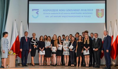 Prezydent RP, Andrzej Duda oraz Pierwsza Dama, Agata Kornhauser-Duda z wyróżnionymi maturzystami i olimpijczykami, po prawej stronie prezydent Gdyni Wojciech Szczurek i dyrektor III LO, Wiesław Kosakowski, fot. Przemysław Świderski