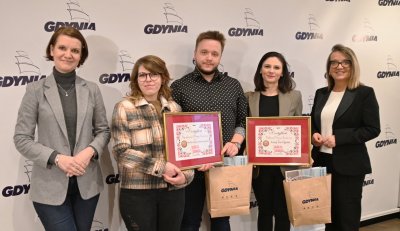 Zwycięzcy konkursów w wydarzeniu Świąteczna Starowiejska z certyfikatami i nagrodami. Od lewej stoją: Katarzyna Gruszecka-Spychała, wiceprezydentka Gdyni ds. gospodarki, Katarzyna Kęcka i Mateusz Skrzypiec z „Barber Shop Starowiejska”, Karolina Margelewska z 