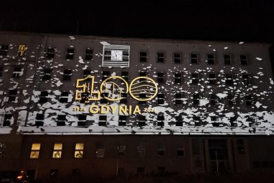 Próba mappingu 3D z okazji stulecia miasta na fasadzie budynku Urzędu Miasta Gdyni (fot. materiały prasowe)